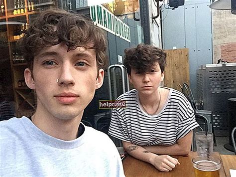 troye sivan altura|troye sivan weight.